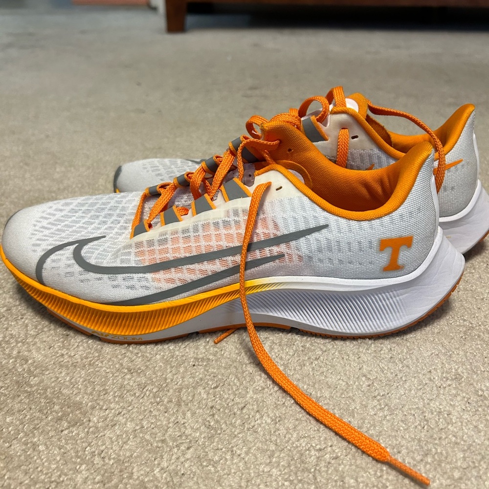 NIKE PEGASUS 37 men’s/unisex size 7 University of Tennessee sneakers